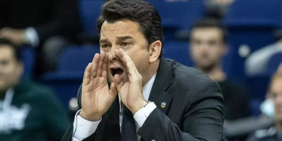 Alba Berlins Trainer Israel Gonzalez feuert sein Team an. Foto: Andreas Gora/dpa