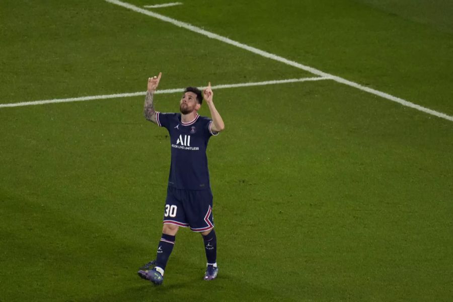 Lionel Messi freut sich über seine zwei Treffer beim Champions League Spiel gegen Leipzig.