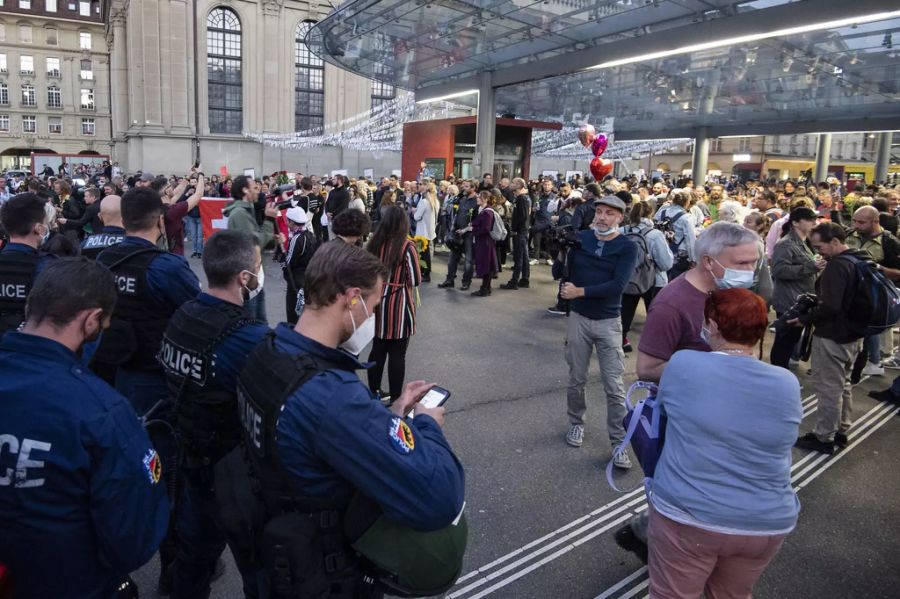 Bedingung dafür ist aber ein Schutzkonzept und die Einhaltung einer bestimmten Route – nicht wie an dieser Kundgebung am Berner Bahnhof am 23. September.