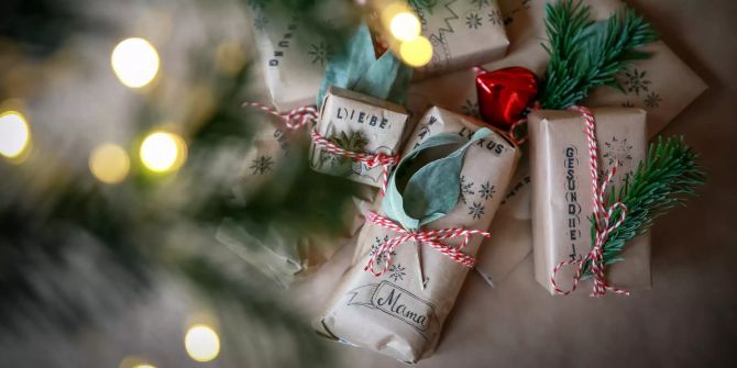 Tannenbaum Zweige Geschenke Papier personalisiert