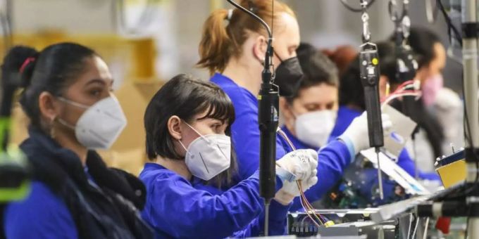 Mitarbeiterinnen einer Fabrik im tschechischen Pilsen (Symbolbild). Foto: Chaloupka Miroslav/CTK/dpa Mitarbeiterinnen einer Fabrik im tschechischen Pilsen (Symbolbild). Foto: Chaloupka Miroslav/CTK/dpa