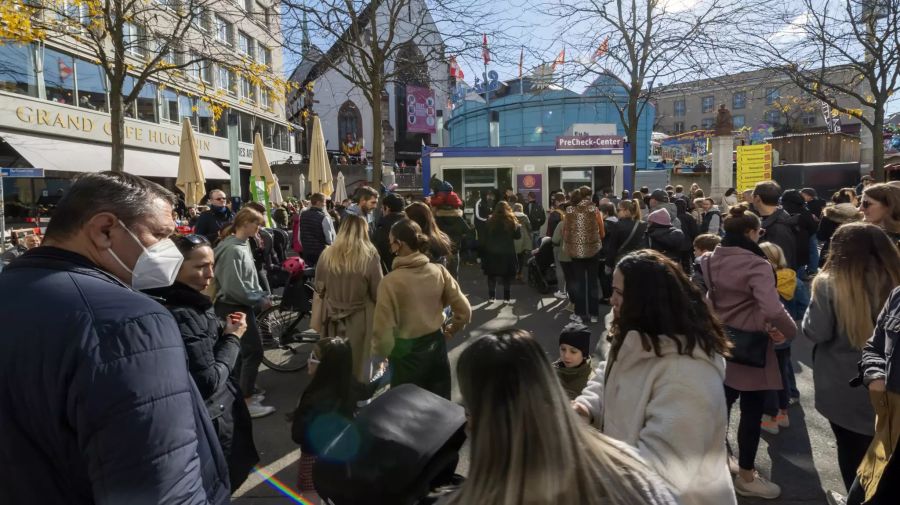 Menschen stehen an vor einem Covid PreCheck-Center zum Start der Herbstmesse in Basel, am Samstag, 23. Oktober 2021.