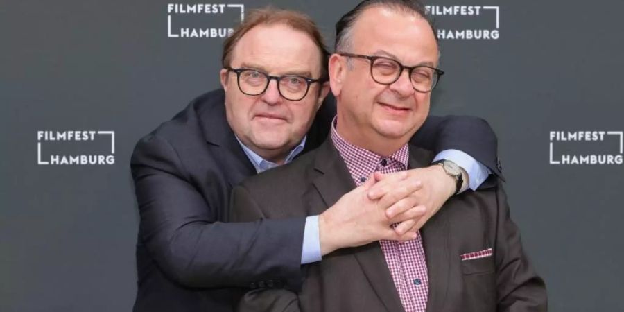 Schauspieler Gustav Peter Wöhler (l) und Filmfestleiter Albert Wiederspiel bei der Eröffnung des 29. Hamburger Filmfest. Foto: Ulrich Perrey/dpa
