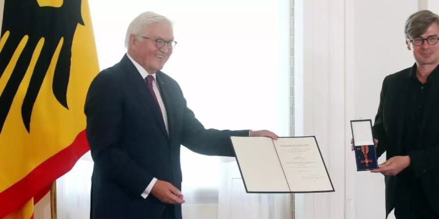 Bundespräsident Frank-Walter Steinmeier verleiht im Schloss Bellevue den Verdienstorden der Bundesrepublik Deutschland. Foto: Wolfgang Kumm/dpa