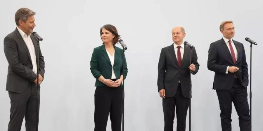 Robert Habeck (l-r), Annalena Baerbock, Olaf Scholz und Christian Lindner auf der Pressekonferenz nach den Sondierungsgesprächen. Foto: Kay Nietfeld/dpa