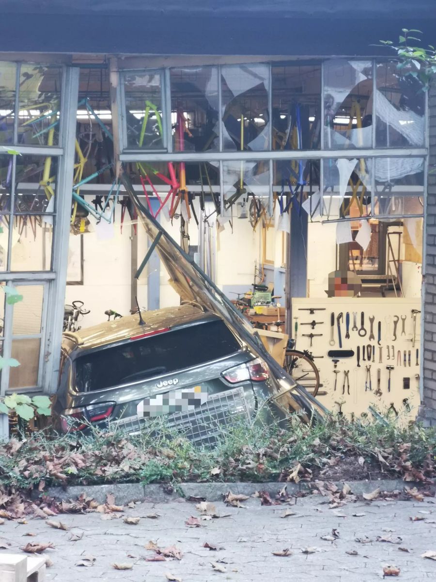 Ein Auto kracht in Berner Autowerkstatt.