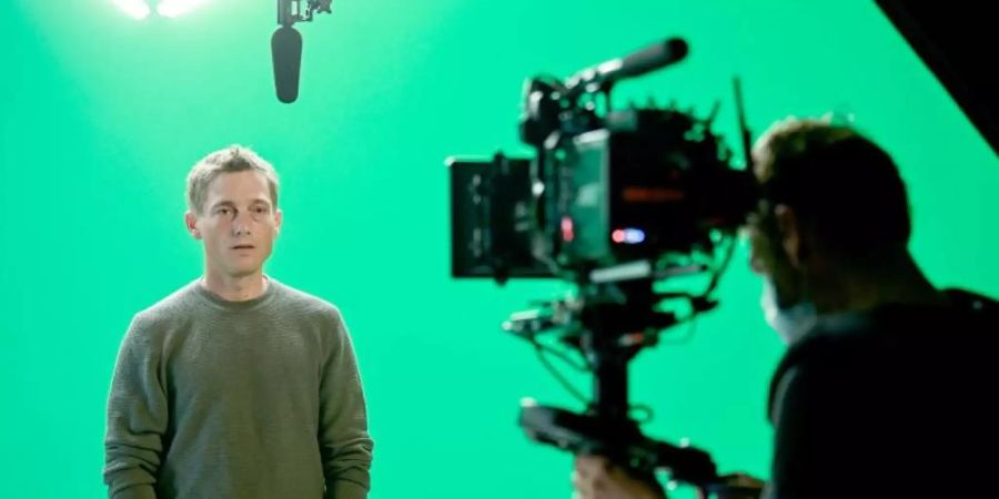 Der Schauspieler Volker Bruch hat sich in einem Interview zu den Beweggründen seiner Teilnahme an der umstrittenen Aktion #allesaufdentisch geäussert. Foto: Britta Pedersen/dpa-Zentralbild/dpa