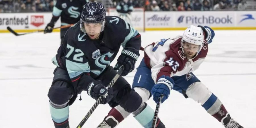 Joonas Donskoi (l) von Seattle Kraken im Kampf um den Puck gegen Colorado Avalanche-Center Darren Helm. Foto: Stephen Brashear/AP/dpa