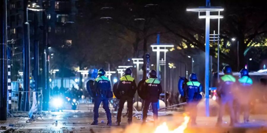 Proteste gegen Corona-Massnahmen haben zu Krawallen und Verletzten geführt. Foto: ---/ANP MEDIA-TV/dpa