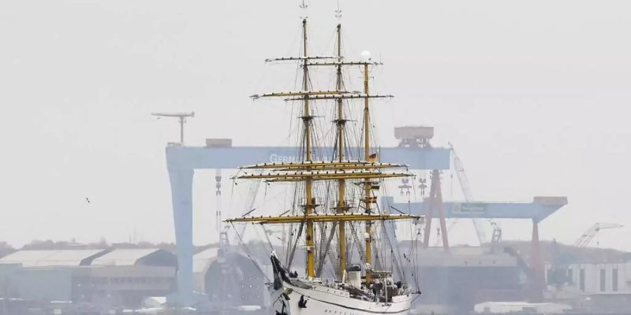 Die Gorck Fock läuft aus dem Kieler Hafen aus. Nach seiner jahrelangen und kostenintensiven Sanierung ist das Segelschulschiff zu einer ersten Auslandsreise aufgebrochen. Foto: Frank Molter/dpa