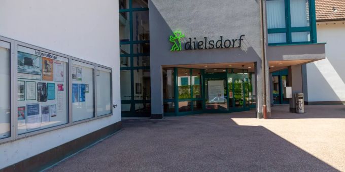 Gemeindeverwaltung Dielsdorf mit Informationsschild. Gemeindeverwaltung Dielsdorf mit Informationsschild.