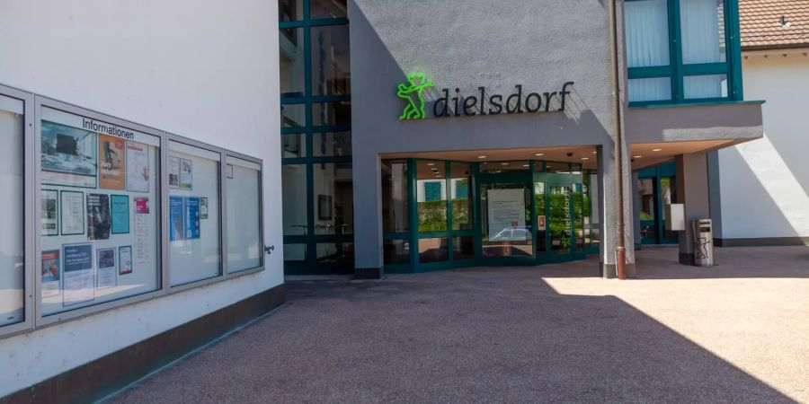 Gemeindeverwaltung Dielsdorf mit Informationsschild.