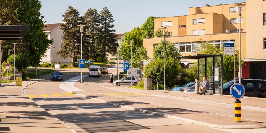 Zentrum von Gossau (ZH) Laufenbachstrasse.