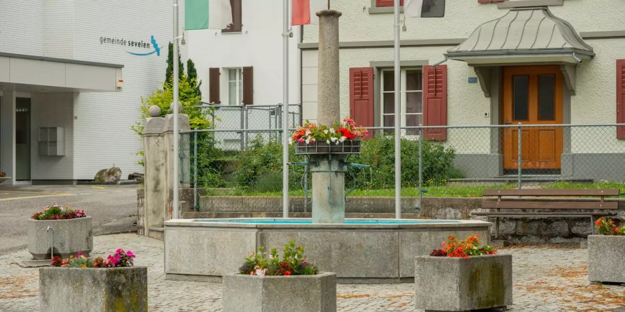 Dorfbrunnen an der Hauptstrasse in Sevelen.