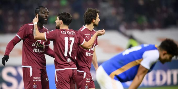Die Spieler von Servette jubeln über den Treffer zum 3:2. Super League