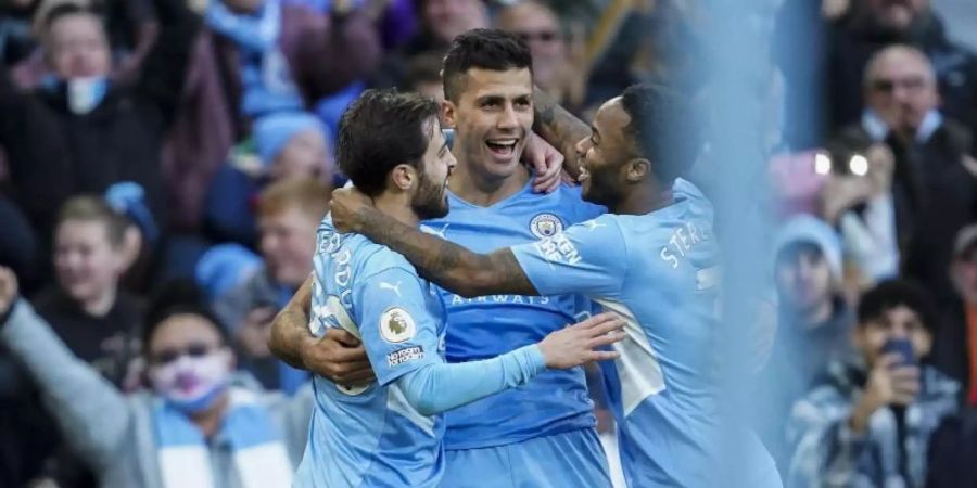 Manchester Citys Rodrigo (M) feiert gemeinsam mit Bernardo Silva und Raheem Sterling (r) das 2:0 für ihr Team. Foto: Jon Super/AP/dpa