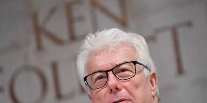 Keine Kathedrale, sondern die ganze Welt: Ken Follett. Foto: picture alliance / Arne Dedert/dpa Keine Kathedrale, sondern die ganze Welt: Ken Follett. Foto: picture alliance / Arne Dedert/dpa