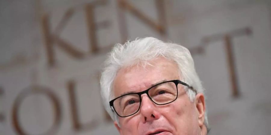 Keine Kathedrale, sondern die ganze Welt: Ken Follett. Foto: picture alliance / Arne Dedert/dpa