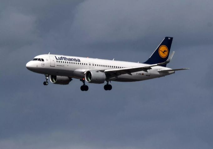 Ein Airbus A320neo der Lufthansa setzt vor dunklen Wolken zum Landeanflug auf den Flughafen Frankfurt an. airbus a320neo