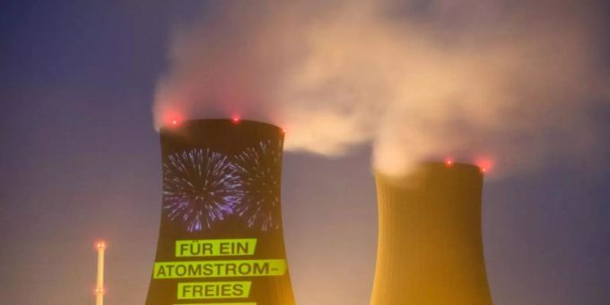«Für ein atomstromfreies Europa»: Eine Projektion am Atomkraftwerk Grohnde. Foto: Julian Stratenschulte/dpa «Für ein atomstromfreies Europa»: Eine Projektion am Atomkraftwerk Grohnde. Foto: Julian Stratenschulte/dpa