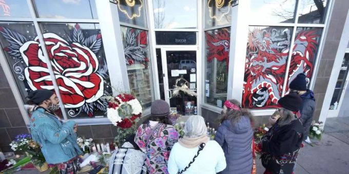 Trauernde haben vor einem Geschäft am South Broadway in Denver niedergelegt. Foto: David Zalubowski/AP/dpa erschießen