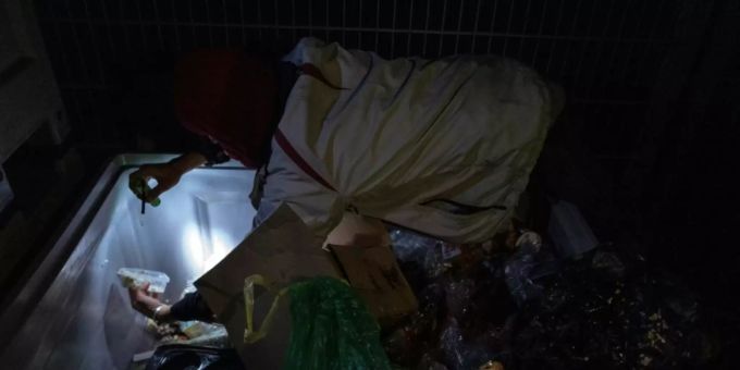 Containern im Hinterhof eines Supermarkts in Berlin 2019 Containern im Hinterhof eines Supermarkts in Berlin 2019