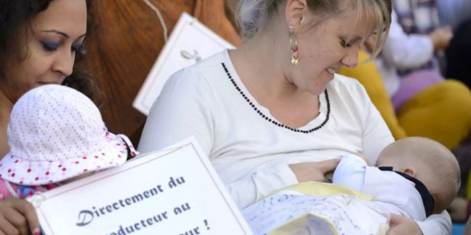 Nicht alles, was eine stillende Mutter zu sich nimmt, gelangt in die Muttermilch - wohl aber Piperin, der Scharfstoff aus dem Pfeffer. Zwar schmeckt das Baby den Pfeffer nicht, aber es könnte später eine höhere Toleranzgrenze haben für Schärfe (Symbolbild). Nicht alles, was eine stillende Mutter zu sich nimmt, gelangt in die Muttermilch - wohl aber Piperin, der Scharfstoff aus dem Pfeffer. Zwar schmeckt das Baby den Pfeffer nicht, aber es könnte später eine höhere Toleranzgrenze haben für Schärfe (Symbolbild).