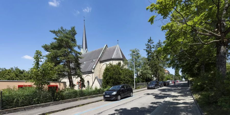 Katholische Kirche Heiligkreuz, Margarethenstrasse in Binningen. Der Friedhof befindet sich gegenüber auf der anderen Strassenseite.