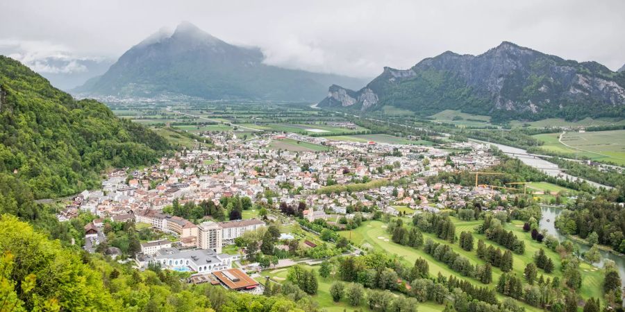 Blick vom Hotel Schloss Wartenstein Richtung Bad Ragaz und Umgebung.