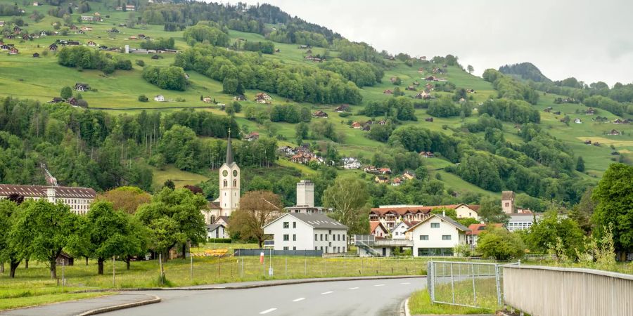 Ortseinfahrt Flums mit Blick auf die St. Laurentius Kirche.