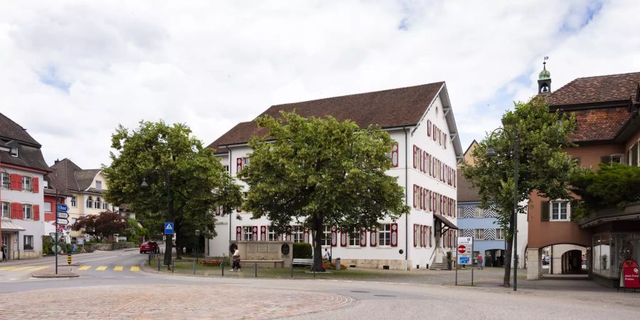 Das Stadthaus und die Stadtverwaltung am Rande der historischen Altstadt in Laufen.