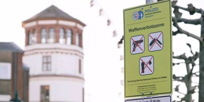 Ein Schild weist in Düsseldorf auf eine Waffenverbotszone hin. Foto: David Young/dpa Ein Schild weist in Düsseldorf auf eine Waffenverbotszone hin. Foto: David Young/dpa