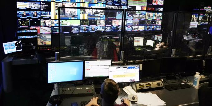 Bildschirme in einem polnischen Sender. Poland Media Law