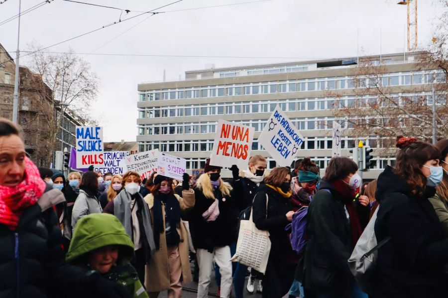 Zur Demonstartion aufgerufen hat der Frauenstreik Schweiz.