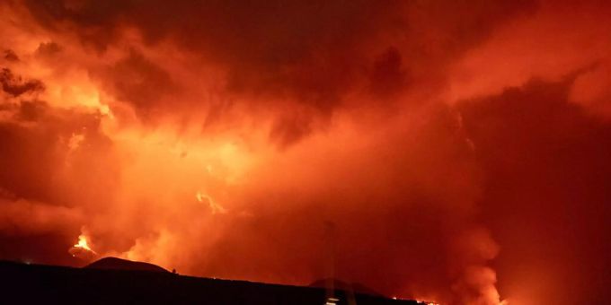 Ein Boot fährt an der Insel La Palma vorbei, wo der Vulkan weiterhin Lava spuckt. Foto: Kike Rincón/EUROPA PRESS/dpa Ein Boot fährt an der Insel La Palma vorbei, wo der Vulkan weiterhin Lava spuckt. Foto: Kike Rincón/EUROPA PRESS/dpa