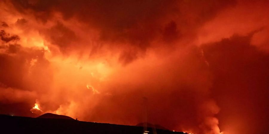 Ein Boot fährt an der Insel La Palma vorbei, wo der Vulkan weiterhin Lava spuckt. Foto: Kike Rincón/EUROPA PRESS/dpa