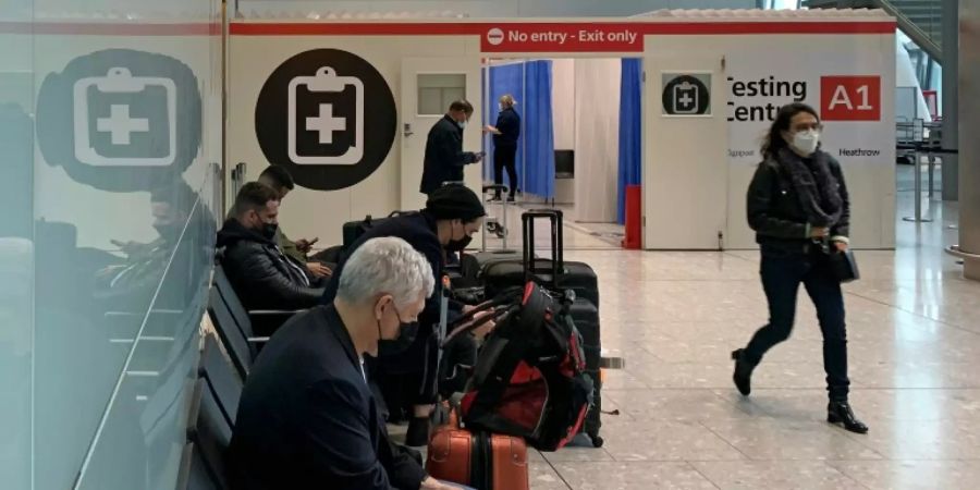 Reisende warten am Flughafen Heathrow auf Anti-Codid-Tests
