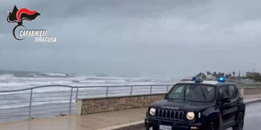 Sizilien ist von einem heftigen Unwetter mit Überschwemmungen heimgesucht worden. Foto: Carabinieri/Press Office/ANSA via ZUMA Press/dpa