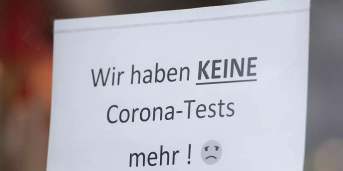 Sogar die Corona-Tests werden langsam knapp - zumindest in dieser Apotheke in Potsdam. Foto: Christophe Gateau/dpa Sogar die Corona-Tests werden langsam knapp - zumindest in dieser Apotheke in Potsdam. Foto: Christophe Gateau/dpa