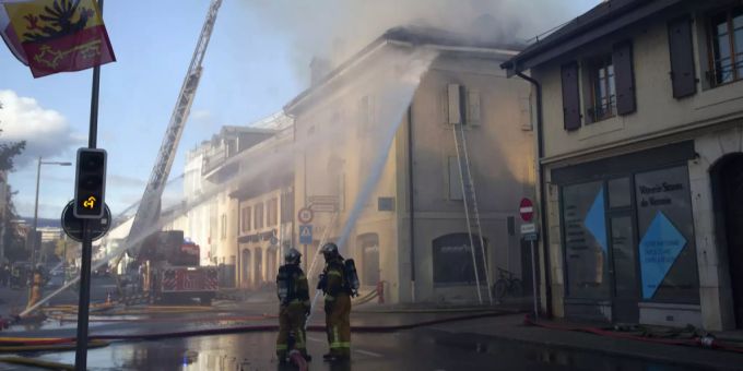 Feuerwehrleute löschen einen Wohnungsbrand (Symbolbild). Wohnungsrand