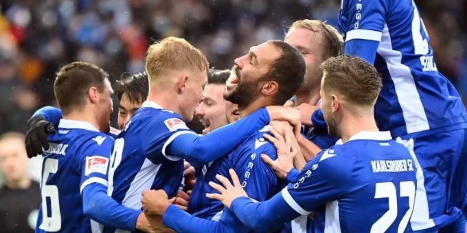 Die Karlsruher Mannschaft bejubelt den Treffer zum 2:0 durch Daniel Gordon (M). Foto: Uli Deck/dpa Die Karlsruher Mannschaft bejubelt den Treffer zum 2:0 durch Daniel Gordon (M). Foto: Uli Deck/dpa