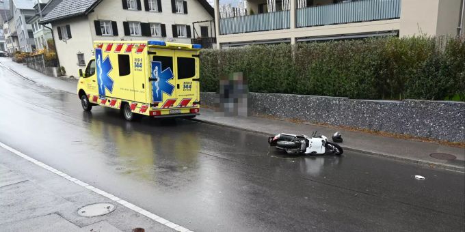 Die Rettung brachte den verletzten Motorradfahrer ins Spital. Kantonspolizei St. Gallen
