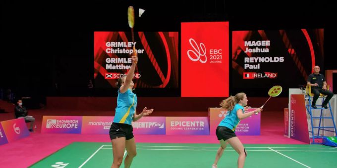 Aline Müller und Jenjira Stadelmann stehen im Vierteilfinale der Badminton EM 2021 Frauen am Badmintonspielen