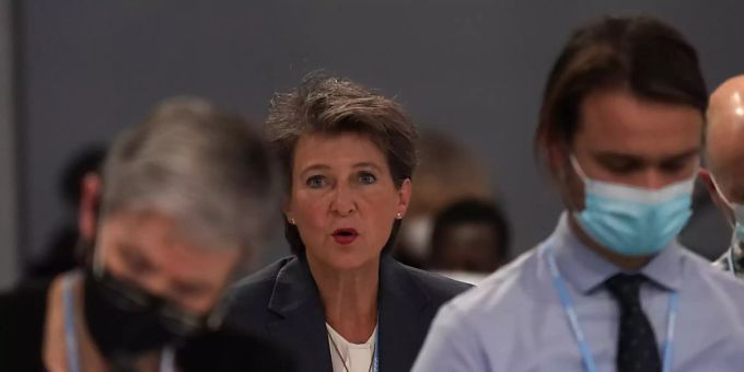 Umweltministerin Simonetta Sommaruga äusserte im Plenum an der Weltklimakonferenz in Glasgow den Unmut ihrer Verhandlungsgruppe gegenüber der Verwässerung des Abschlusstextes. Umweltministerin Simonetta Sommaruga äusserte im Plenum an der Weltklimakonferenz in Glasgow den Unmut ihrer Verhandlungsgruppe gegenüber der Verwässerung des Abschlusstextes.