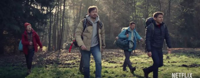 Prey auf Netflix: Die Clique auf der Wanderung im Wald. 5 Männer im Wald