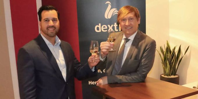 Beat Riniker (l.) stösst mit Stefan Meierhans anlässlich der Eröffnung des Büros an. Beat Riniker Stefan Meierhans Dextra