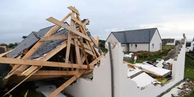 Durch «Aurore» zerstörtes Haus im französischen Plozevet Durch «Aurore» zerstörtes Haus im französischen Plozevet