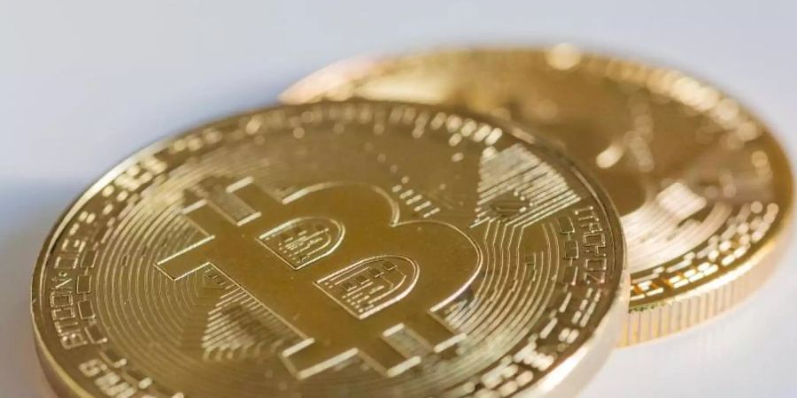 Zwei Bitcoin-Münzen liegen auf einem Tisch. Europas grösster digitaler Vermögensverwalter Scalable Capital steigt in das riskante Geschäft mit Kryptowährungen ein. Foto: Fernando Gutierrez-Juarez/dpa-Zentralbild/dpa