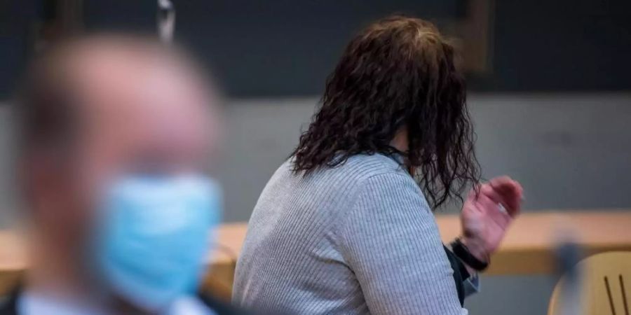 Nach dem gewaltsamen Tod einer gefesselten 19-Jährigen in der Weser im niedersächsischen Kreis Nienburg stehen zwei Männer und eine Frau seit Februar wegen Mordes vor Gericht. (Archivbild). Foto: Sina Schuldt/dpa
