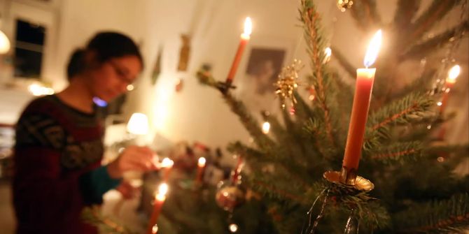 Weihnachtsbaum Kerzen Frau